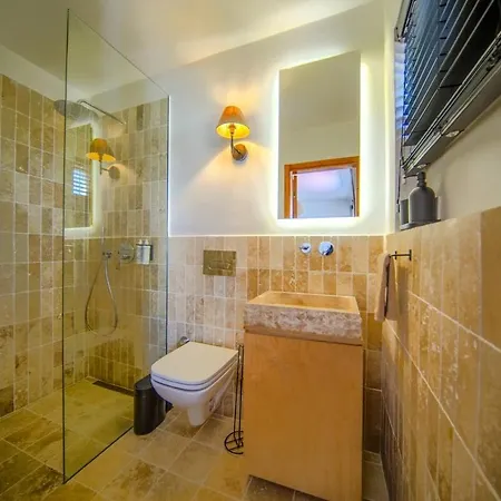 Alacati'da Saunali Jakuzili Çeşme