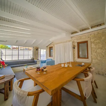 Alacati'da Saunali Jakuzili Villa