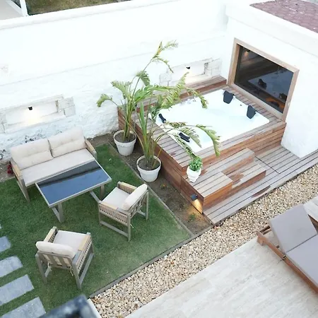 Alacati'da Saunali Jakuzili Villa