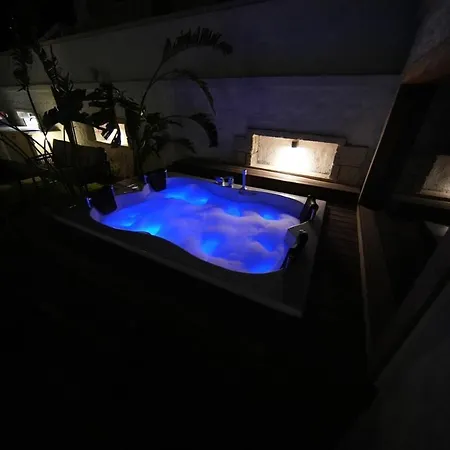 Alacati'da Saunali Jakuzili Villa