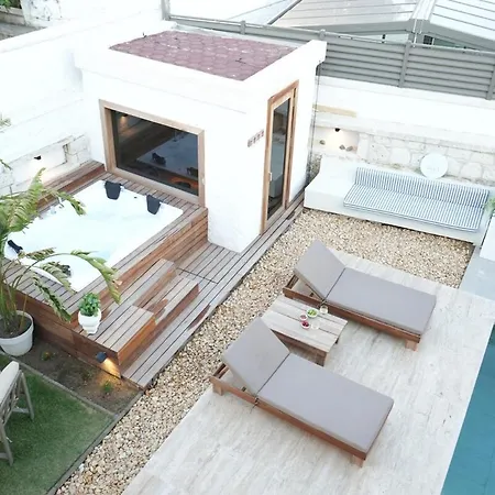Alacati'da Saunali Jakuzili Villa Cesme