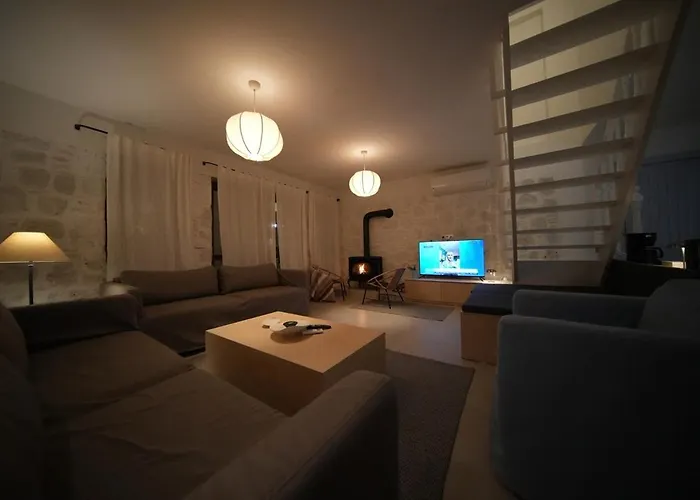 Alaçatı'da Saunalı Jakuzili Villa *