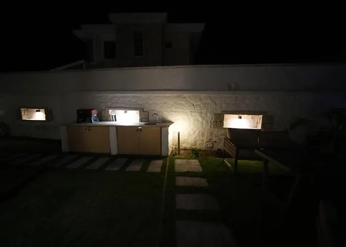 Alaçatı'da Saunalı Jakuzili Villa Çeşme