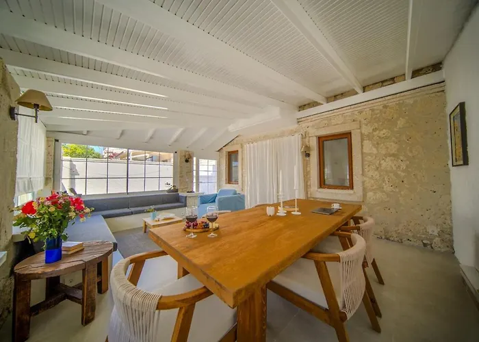 Alaçatı'da Saunalı Jakuzili Villa