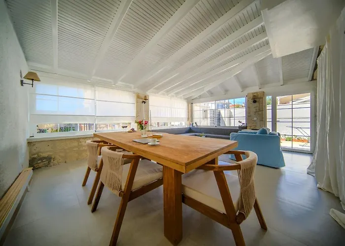 Villa Alaçatı'da Saunalı Jakuzili *