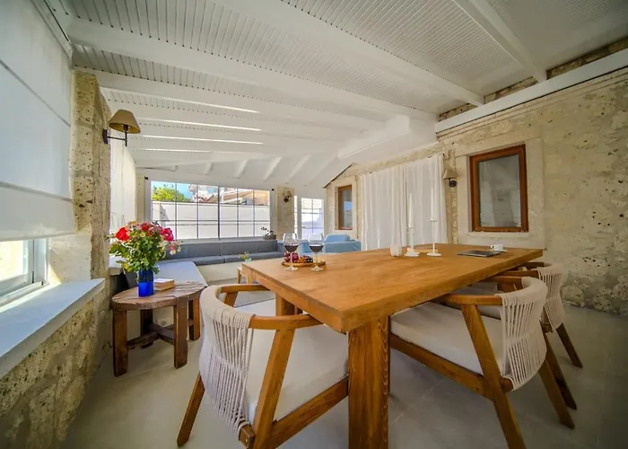 Alaçatı'da Saunalı Jakuzili * Çeşme