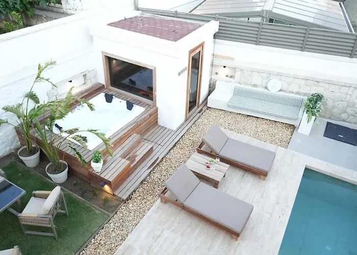 Alaçatı'da Saunalı Jakuzili Villa Çeşme