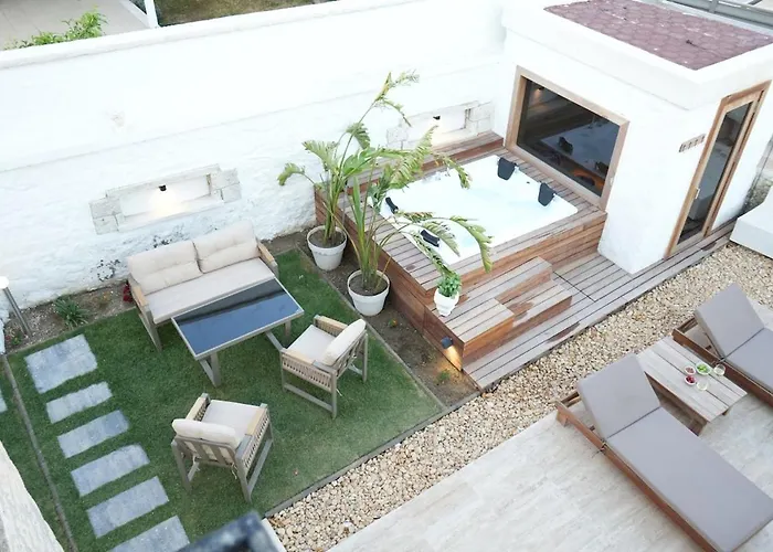 Alaçatı'da Saunalı Jakuzili Villa