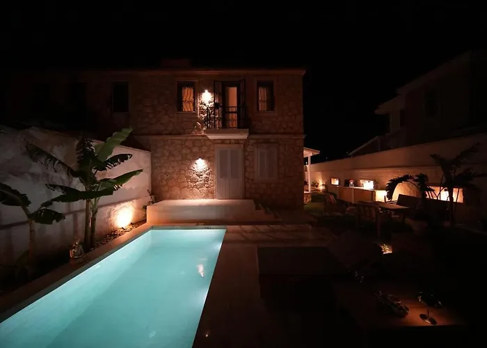 Alaçatı'da Saunalı Jakuzili Villa