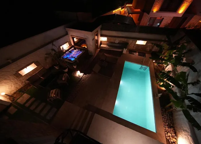 Villa Alaçatı'da Saunalı Jakuzili *