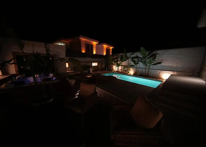 Villa Alaçatı'da Saunalı Jakuzili Çeşme