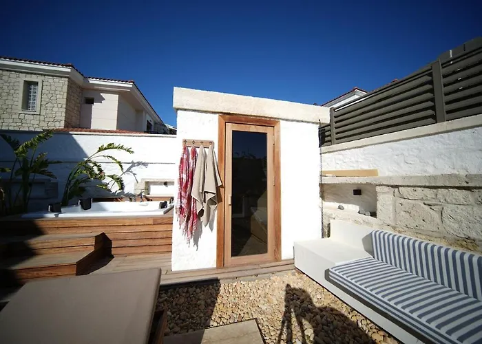 Alaçatı'da Saunalı Jakuzili * Çeşme